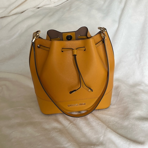 Michael Kors Bucket Bag - Picture 3 of 11